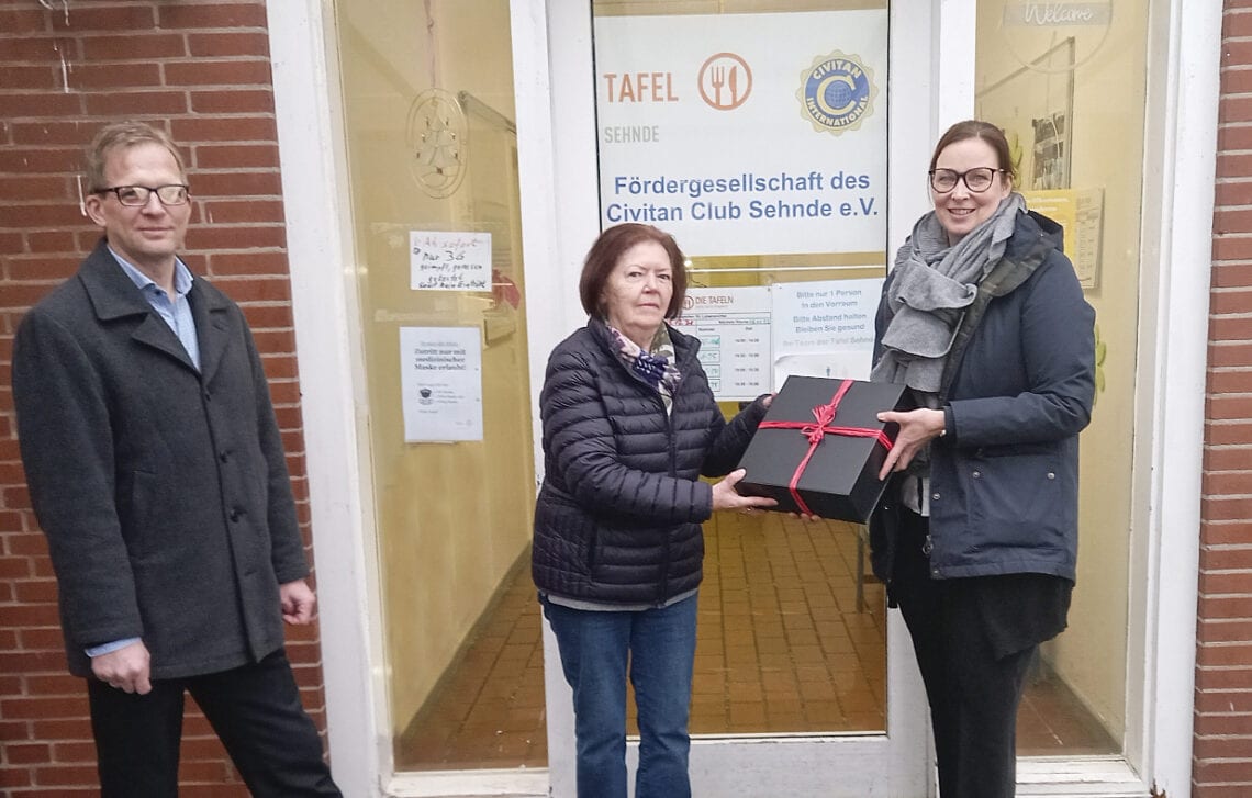 Die Geschäftsführung des Klinikum Wahrendorff übbereicht Spende an die Tafel Sehnde.
