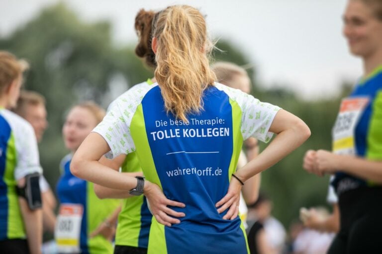 Presse 4 Mitarbeiter zusammen bei einer Sportveranstaltung