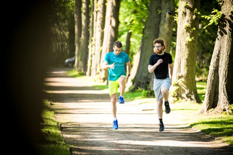 Sporttherapie: Zwei Männer beim Sport