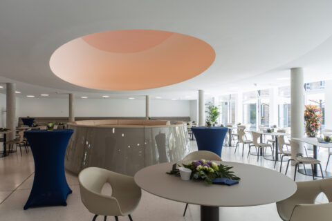 Ein Blick in den Speisesaal mit der zentralen Lichtkuppel.
