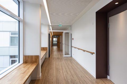 Ein Blick in einen Flur vom neuen Wahrendorff Klinikum mit beheizten Fenstersitzbänken.