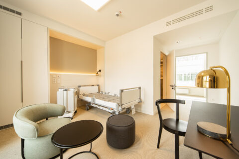 Stimmungsvolles warmes Licht in einem Patientenzimmer.