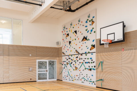 Auf der einen Seite der neuen Sporthalle im Wahrendorff Klinikum gibt es eine Kletterwand.