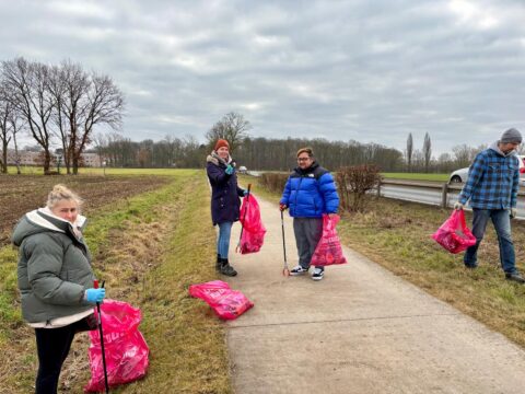 Engagement für die Umwelt: Erfolgreicher Frühjahrsputz 1 muell sammeln an der b 65